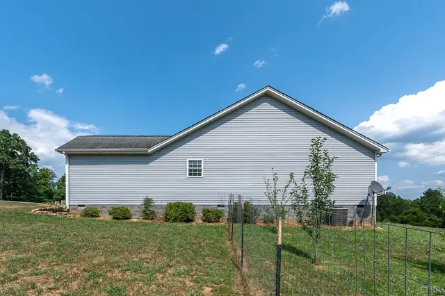 194 Oak Spring Lane, Madison Heights VA, listing photo 4 of 12