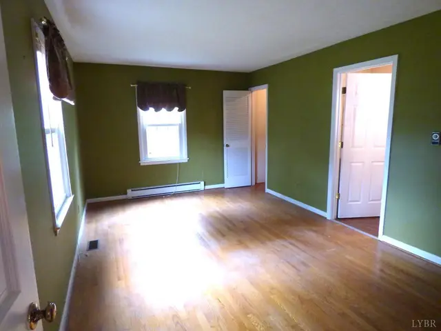 207 Garland Avenue, Amherst VA, listing photo 5 of 12