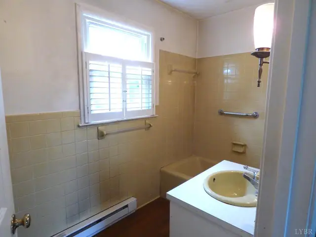 207 Garland Avenue, Amherst VA, listing photo 7 of 12